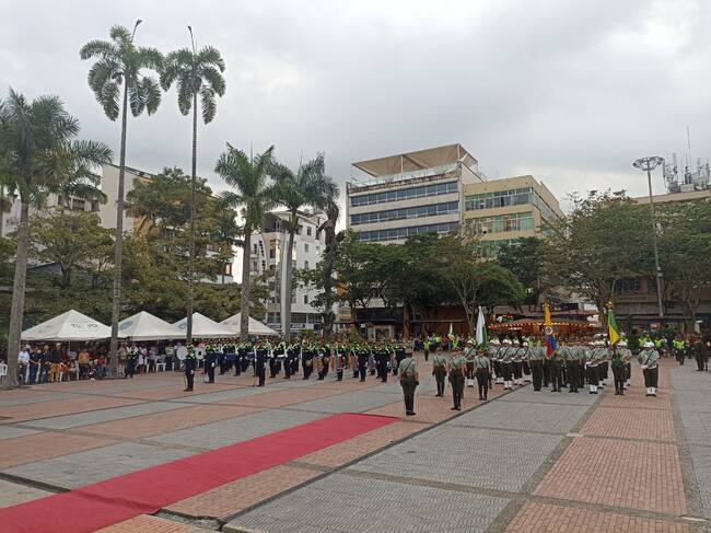 Plaza de Bolívar de Armenia engalanada durante ceremonia de transmisión de mando de la Policía, Quindío