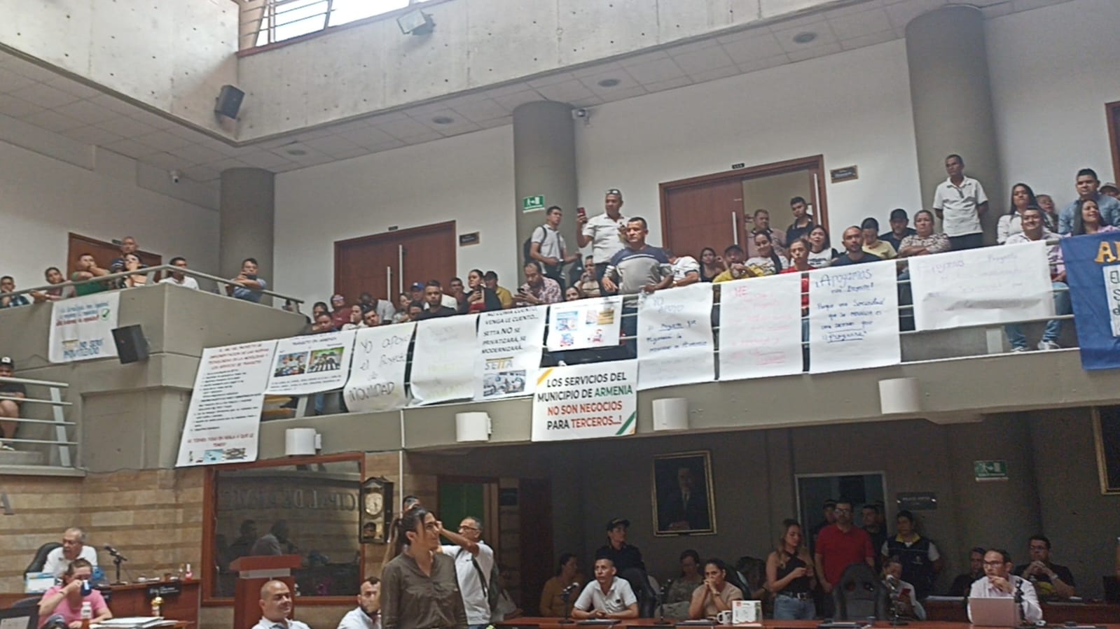 Más de 150 personas en el concejo de Armenia en el debate del proyecto de la  foto detección. Foto Adrián Trejos