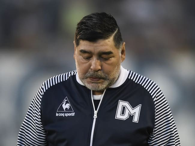 Diego Maradona le baja el pulgar a un colombiano para Gimnasia