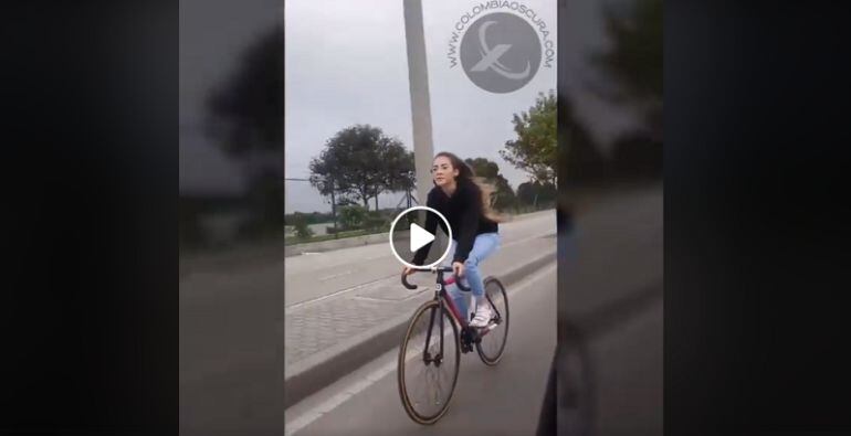 ¡Baje la velocidad! Ciclista arriesga su vida y la de una familia