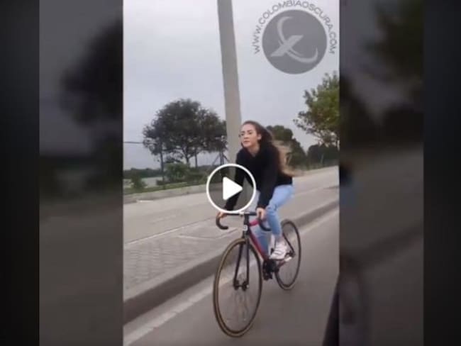 ¡Baje la velocidad! Ciclista arriesga su vida y la de una familia