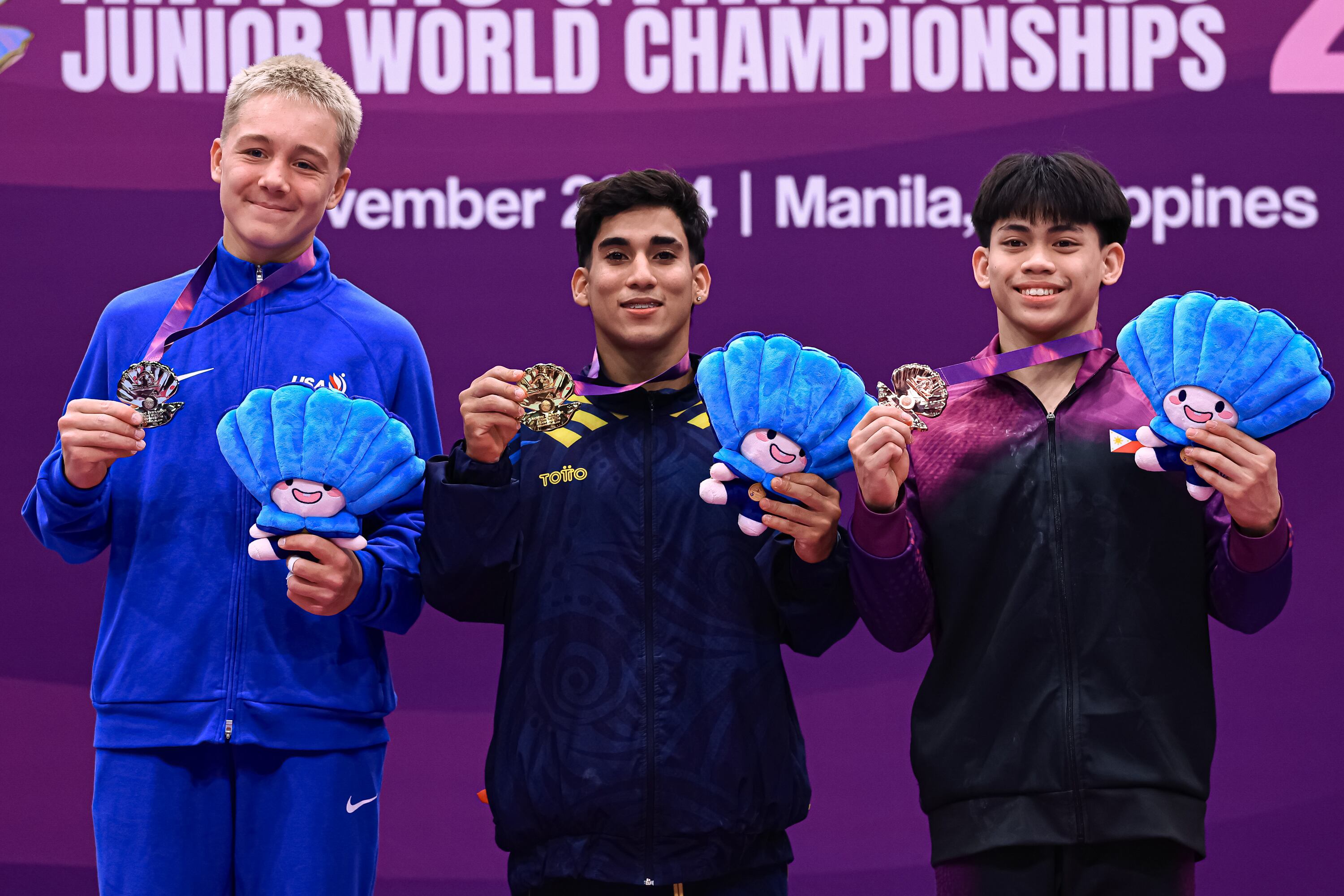 Camilo Vera posa con una de sus dos medallas de oro en el Mundial Juvenil de gimnasia artística / Twitter: @gymnastics.