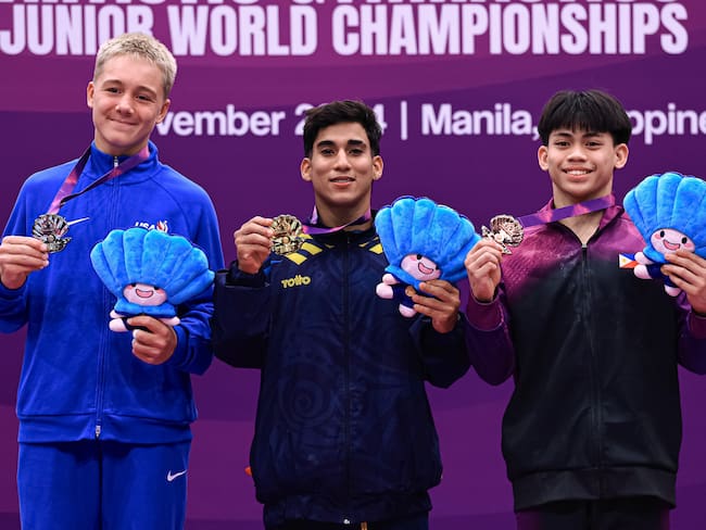 Camilo Vera posa con una de sus dos medallas de oro en el Mundial Juvenil de gimnasia artística / Twitter: @gymnastics.