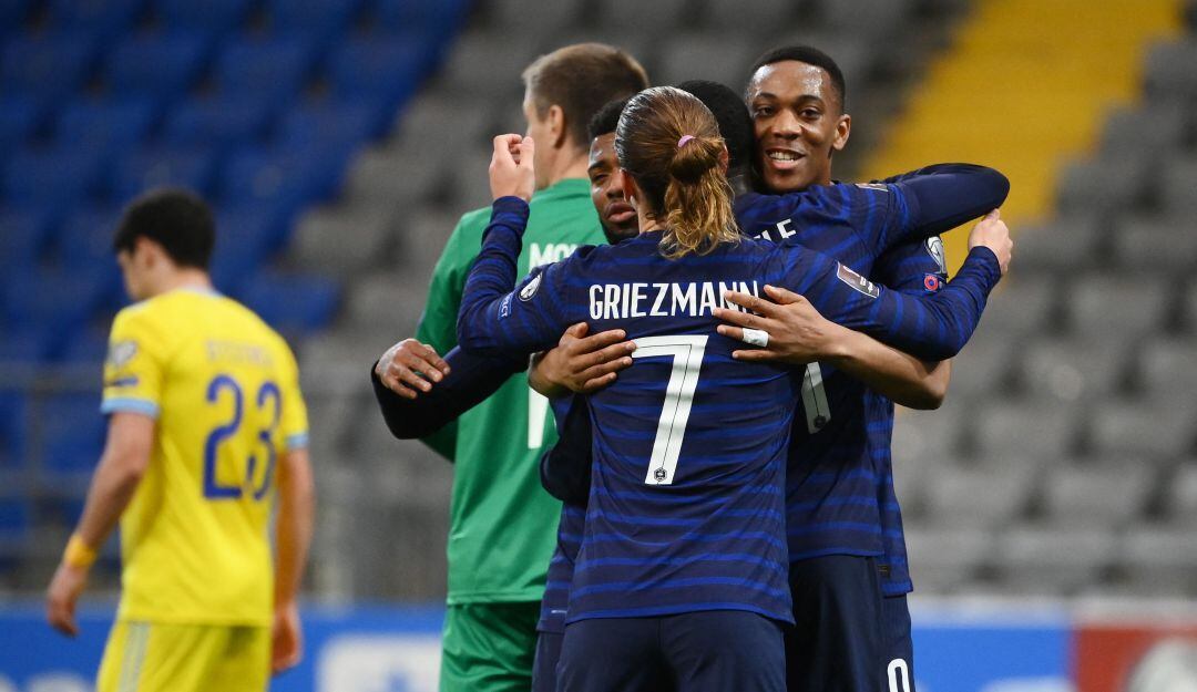 Los jugadores de Francia festejan uno de los dos goles de la victoria en Kazajistán.