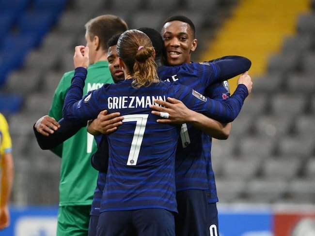 Los jugadores de Francia festejan uno de los dos goles de la victoria en Kazajistán.