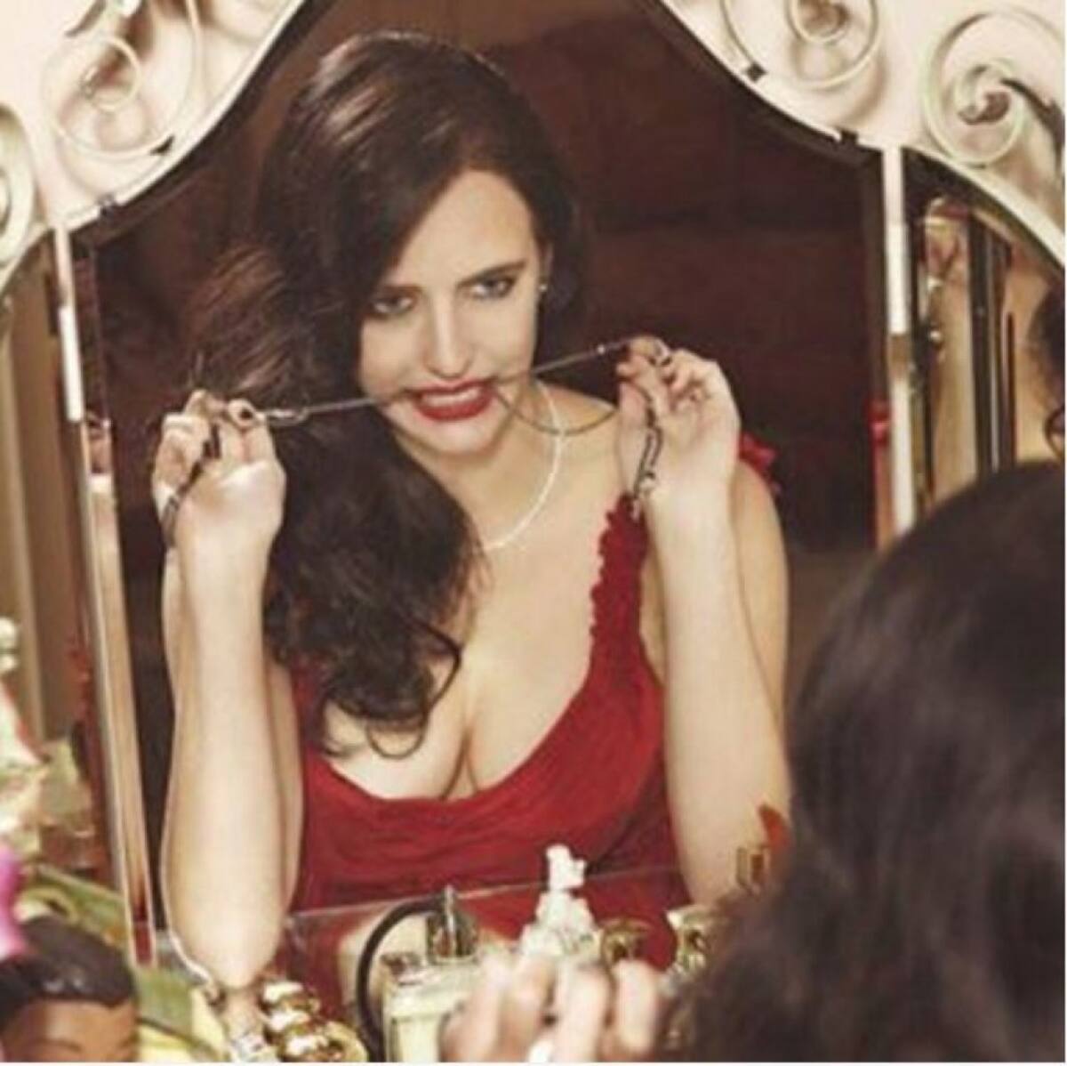 En 2012 trabajó en una producción de Tim Burton, “Sombras Tenebrosas”, en la que interpretó a Angelique Bouchard.