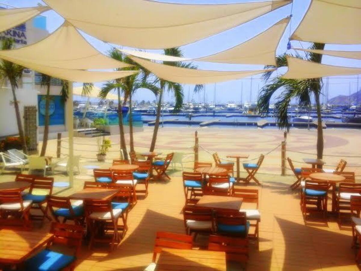 En el corazón de la Marina de Santa Marta, este restaurante ofrece diferentes sensaciones en sus platos internacionales, desde mariscos hasta carnes.