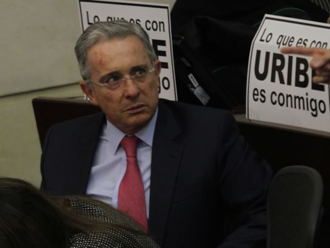 Uribe descarta de momento una reunión con Timochenko