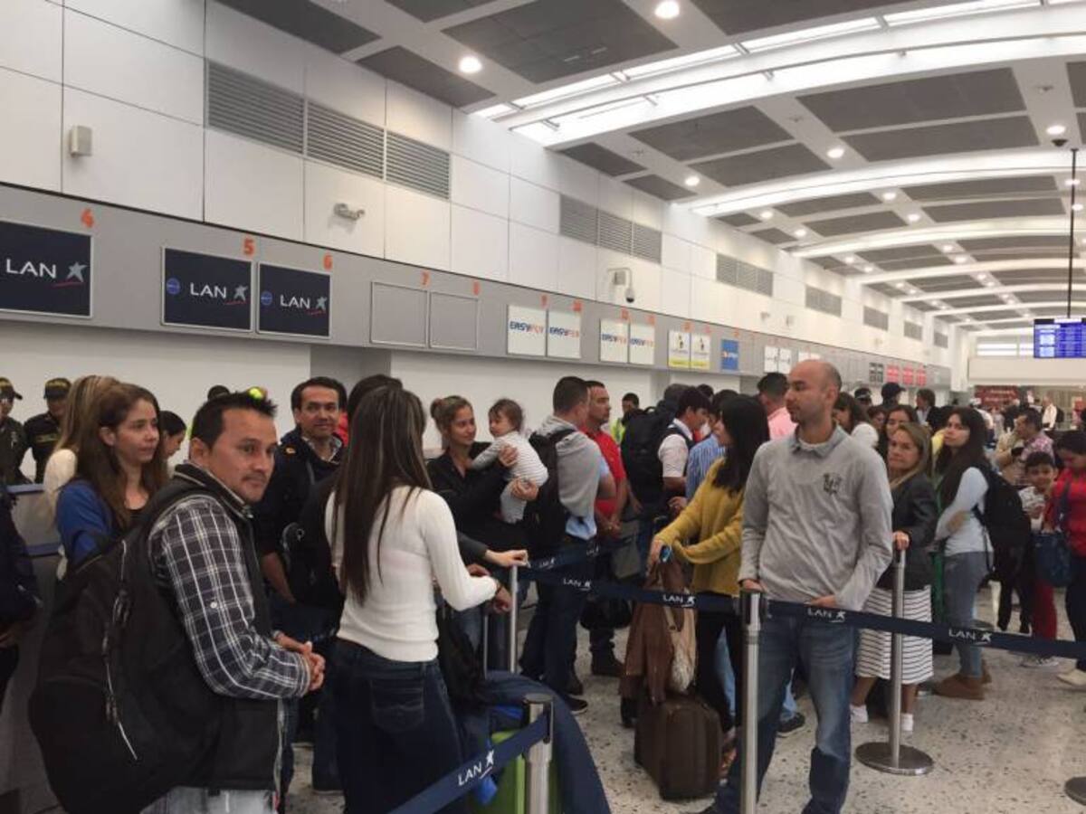 Cancelación de vuelo en Palonegro genera protesta