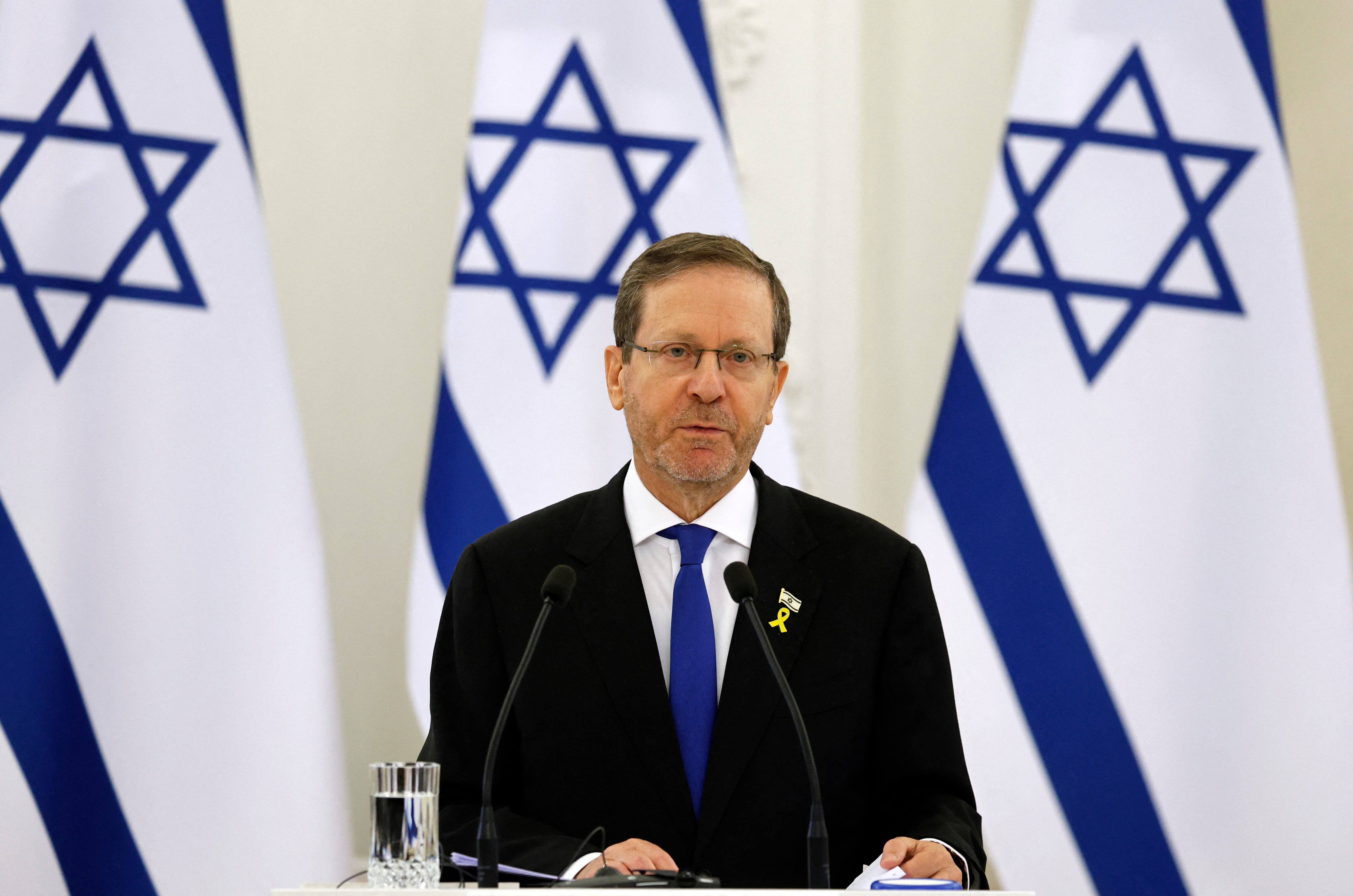El presidente israelí Isaac Herzog se dirige a una rueda de prensa con el presidente de Lituania (no en la foto) en el palacio presidencial en Vilnius, Lituania, el 4 de agosto de 2025. (Foto de Petras Malukas / AFP)