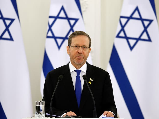 El presidente israelí Isaac Herzog se dirige a una rueda de prensa con el presidente de Lituania (no en la foto) en el palacio presidencial en Vilnius, Lituania, el 4 de agosto de 2025. (Foto de Petras Malukas / AFP)