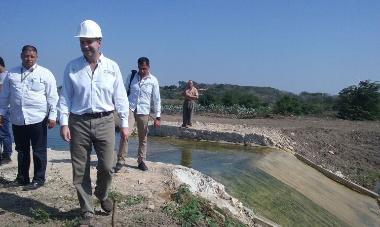 Gabriel Vallejo, ministro de Ambiente y Desarrollo Sostenible en la bocatoma que surte de agua al Lago del Cisne.