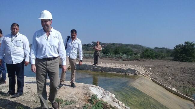 Gabriel Vallejo, ministro de Ambiente y Desarrollo Sostenible en la bocatoma que surte de agua al Lago del Cisne.