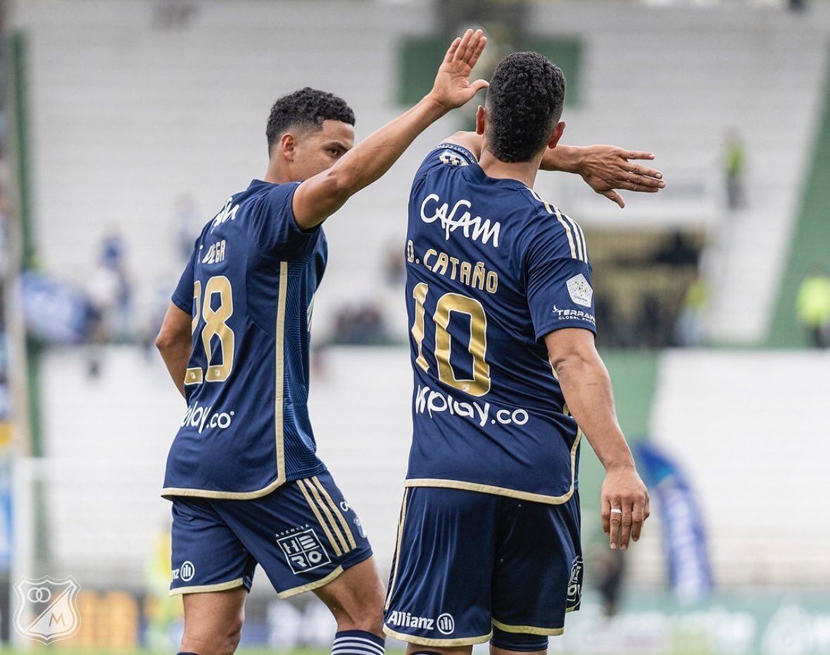 Stiven Vega y Daniel Cataño celebran el gol de Millonarios ante el Once Caldas / Twitter: @MillosFCOficial.