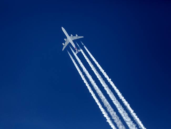 Avión dejando varias estelas de condensación en el cielo (Getty Images)
