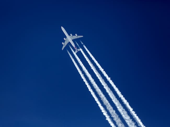 Avión dejando varias estelas de condensación en el cielo (Getty Images)