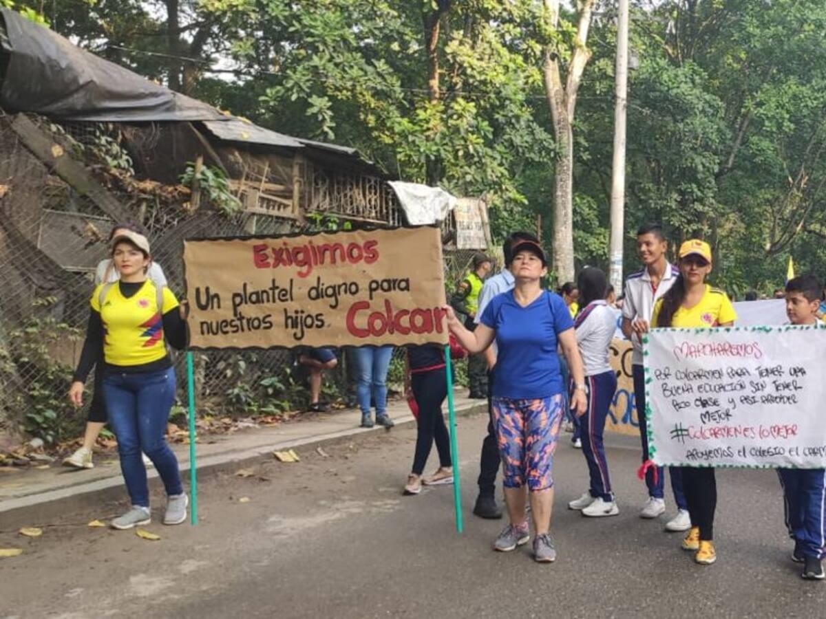 VIDEO: Marcha de padres del colegio con “pico y placa”