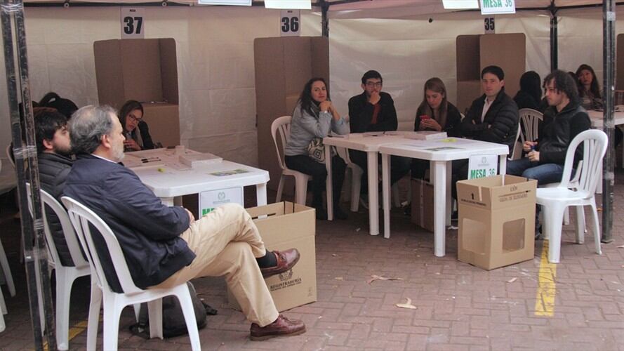 En total se han recibido 28 denuncias, de ellas 14 tienen que ver con la entrega de publicidad en los puestos de votación y 7 con la posible compra y venta de votos. Foto: Colprensa