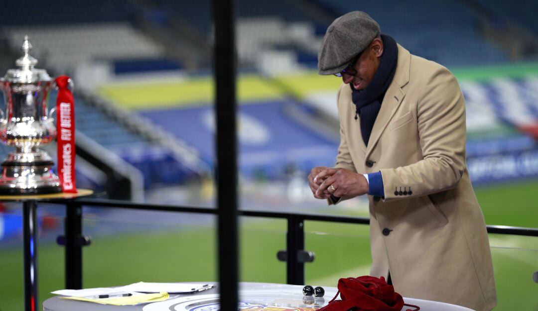 Dion Dublin, exfutbolista inglés en el sorteo de las semifinales de la FA Cup