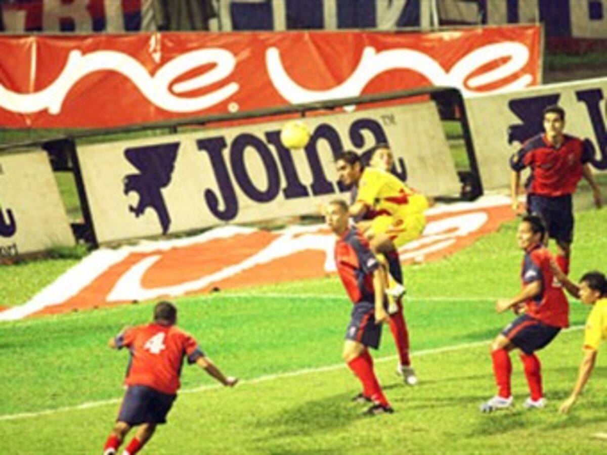 Medellín gana al Pereira y asume liderato del fútbol colombiano