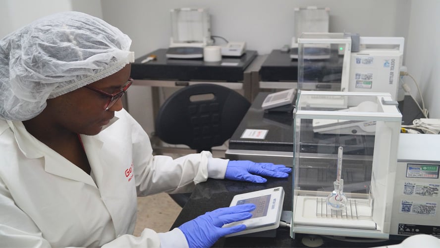 Con una planta de producción de más de 18 mil metros cuadrados en la zona industrial de la Comuna 8 de Cali, Genfar fabrica 37 millones de unidades al año de genéricos.