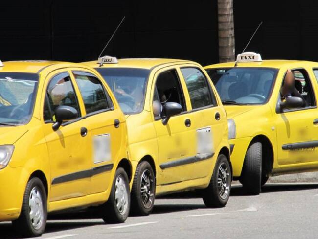 Taxistas trasladan gratis a profesionales de la salud