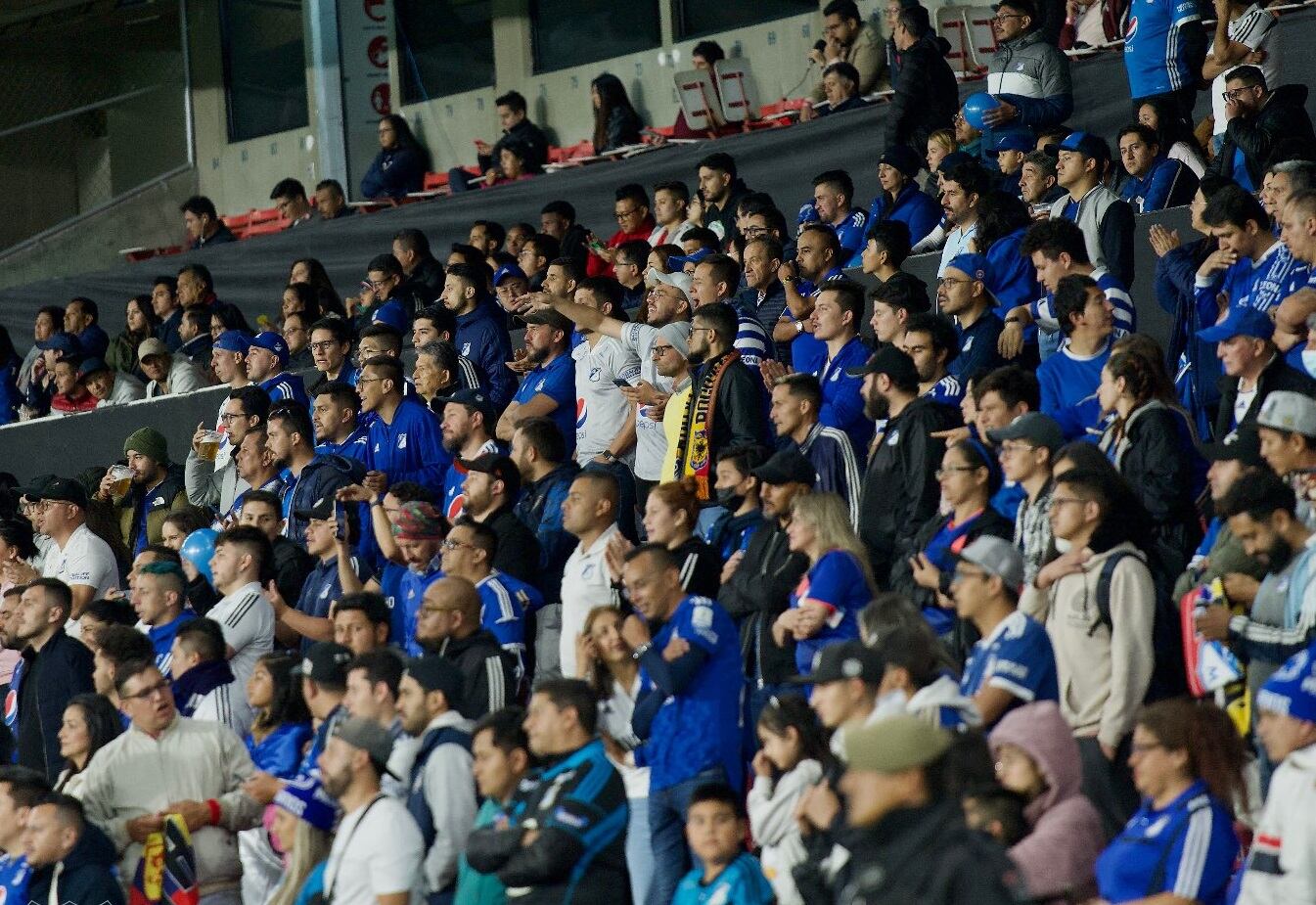 Hinchada de Millonarios en el estadio Rodrigo Paz Delgado de Quit, Ecuador / Foto: MillonariosFC