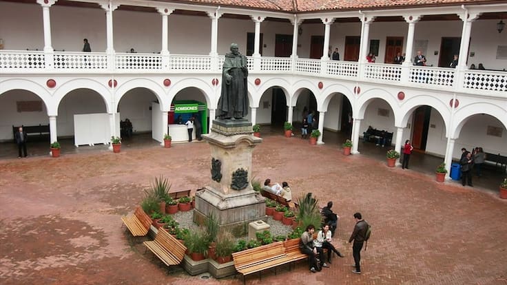 Pese a recomendación de exrectores, rector de U. Rosario no contempla su renuncia