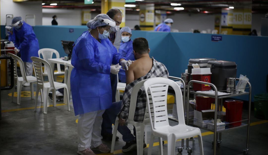 Punto de vacunación en Cafam Floresta contra COVID-19