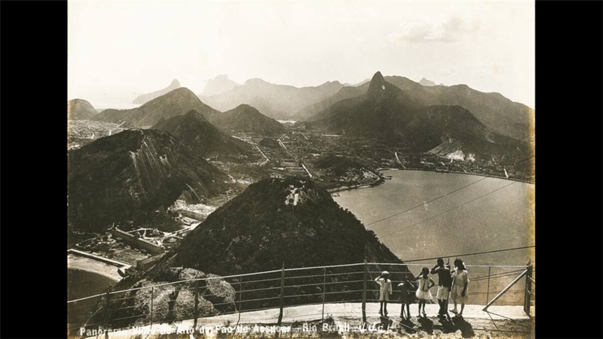 La muestra incluye varias imágenes nocturnas como esta, en las que los los fotógrafos exploraban con la incipiente iluminación urbana eléctrica, otro reflejo del proceso de modernización en Brasil.