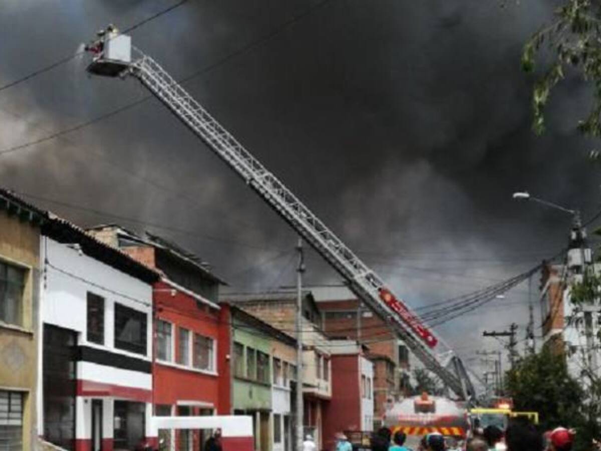 Bomberos tratan de controlar grave incendio en suroccidente de Bogotá