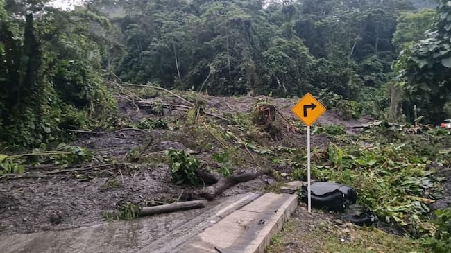 Las fuertes lluvias en Santa María, Boyacá, derivaron en un derrumbe en la vía principal a San Luis de Gaceno, sector Marrano Loco / Foto: Concesión Transversal del Sisga.