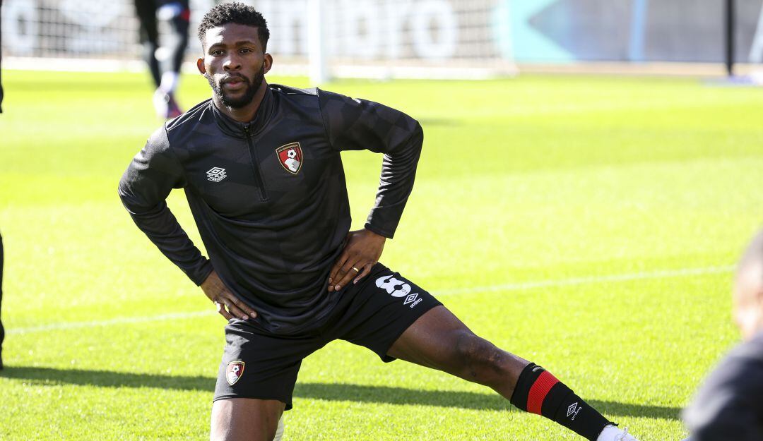 Jefferson Lerma en el calentamiento previo al juego ante Derby por el Championship