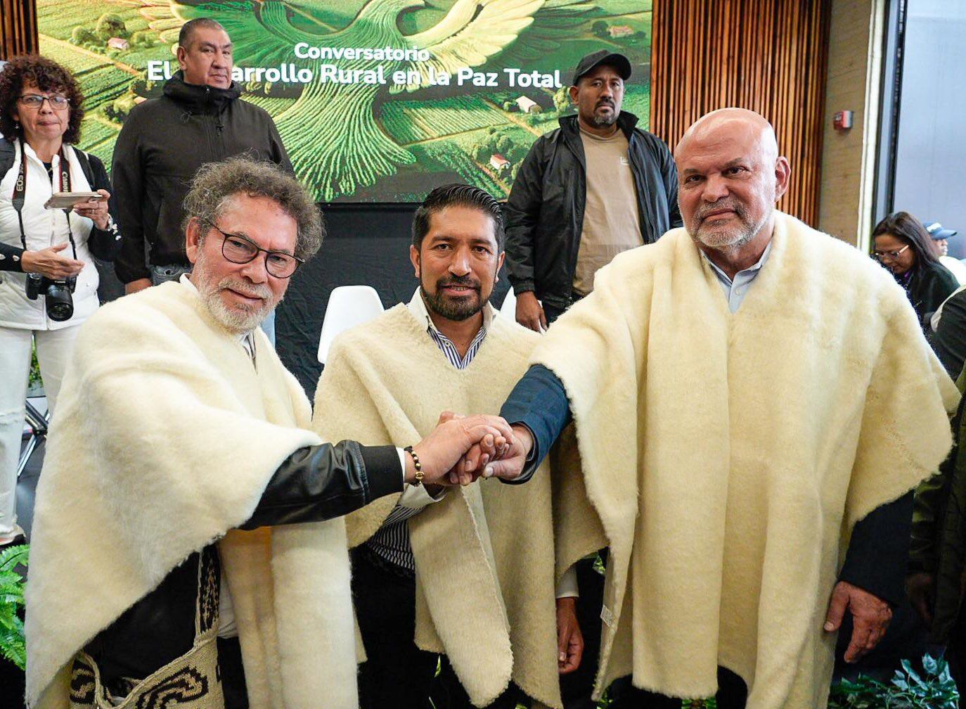 El presidente de la ADR, César Pachón, compartió escenario con Pastor Alape, exnegociador del Acuerdo Final de Paz, y Salvatore Mancuso, excomandante de las Autodefensas Unidas de Colombia y actual gestor de paz reconocido por el Gobierno nacional