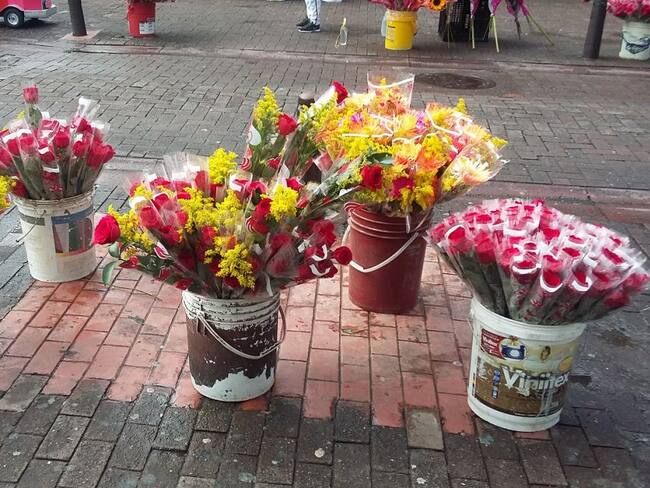 Flores para las mujeres en las calles de Manizales