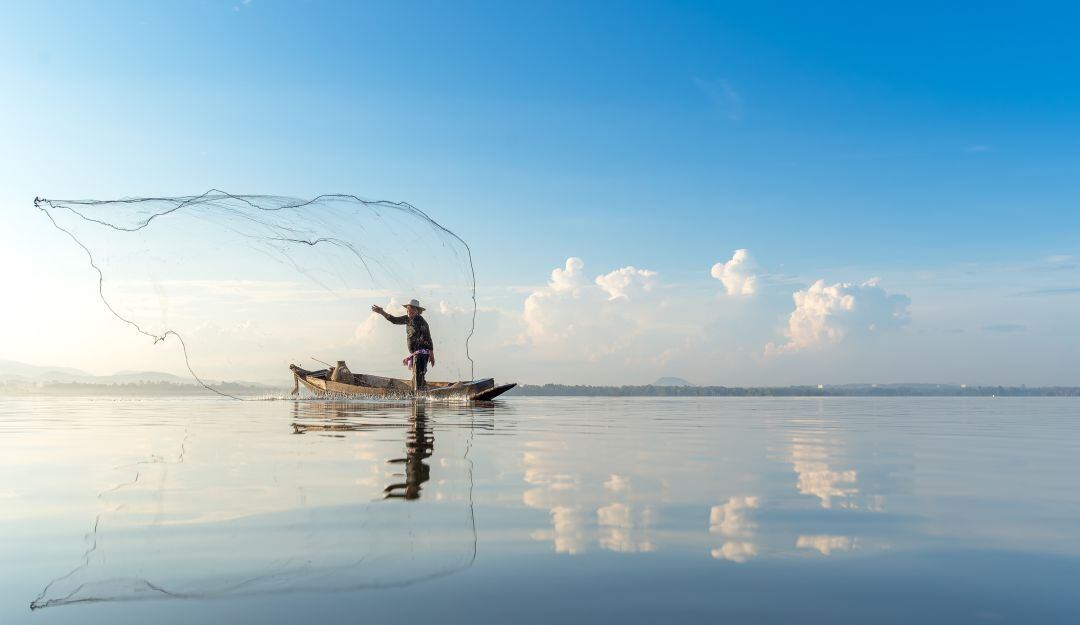 Pescador se sorprende al atrapar un pez de apariencia fantástica