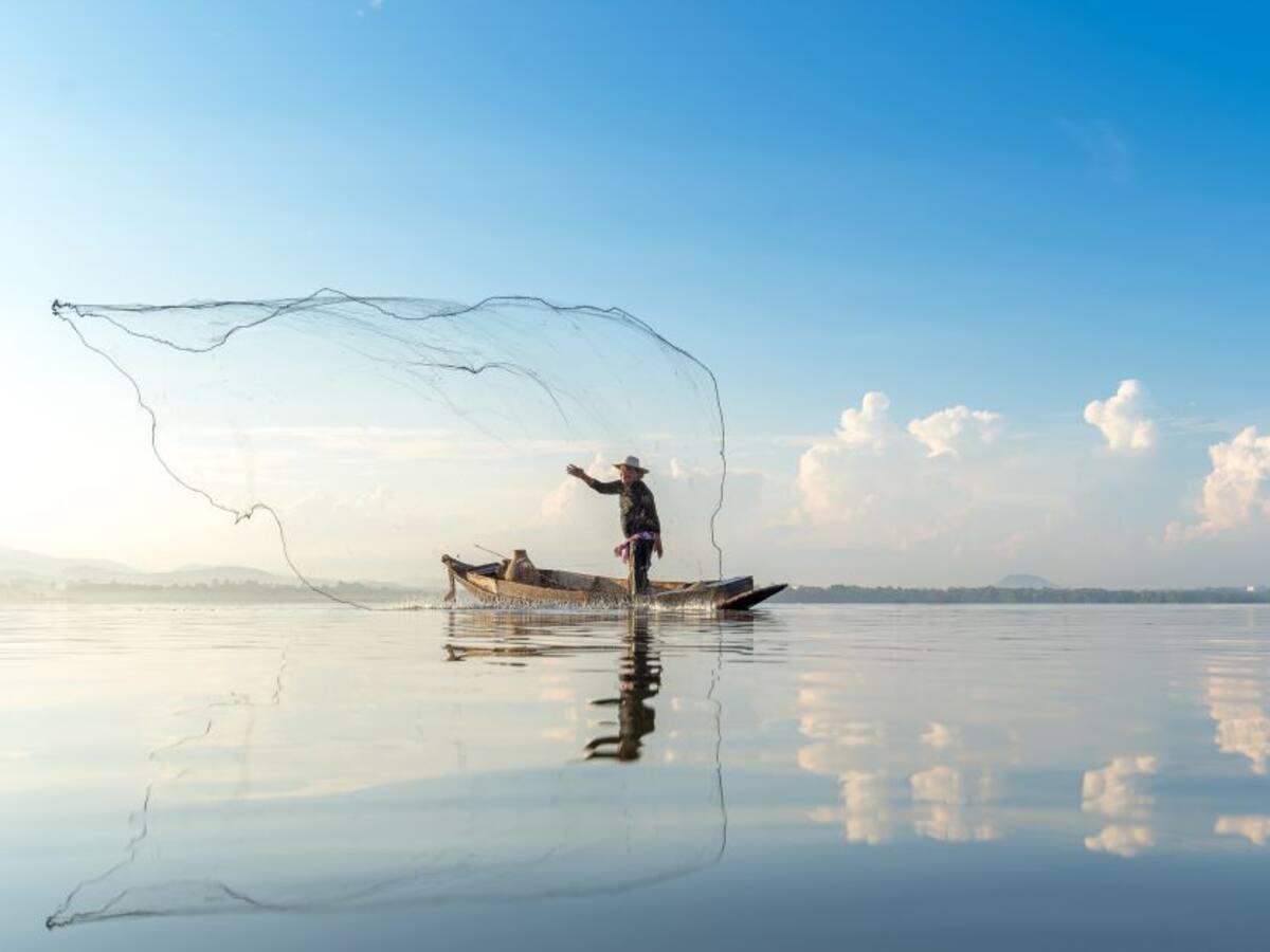 (Foto) Pescador se sorprende al atrapar un pez de apariencia fantástica