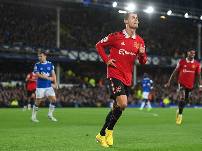 LIVERPOOL, ENGLAND - OCTOBER 09: Cristiano Ronaldo of Manchester United celebrates after scoring their team&#039;s second goal during the Premier League match between Everton FC and Manchester United at Goodison Park on October 09, 2022 in Liverpool, England. (Photo by Michael Regan/Getty Images)