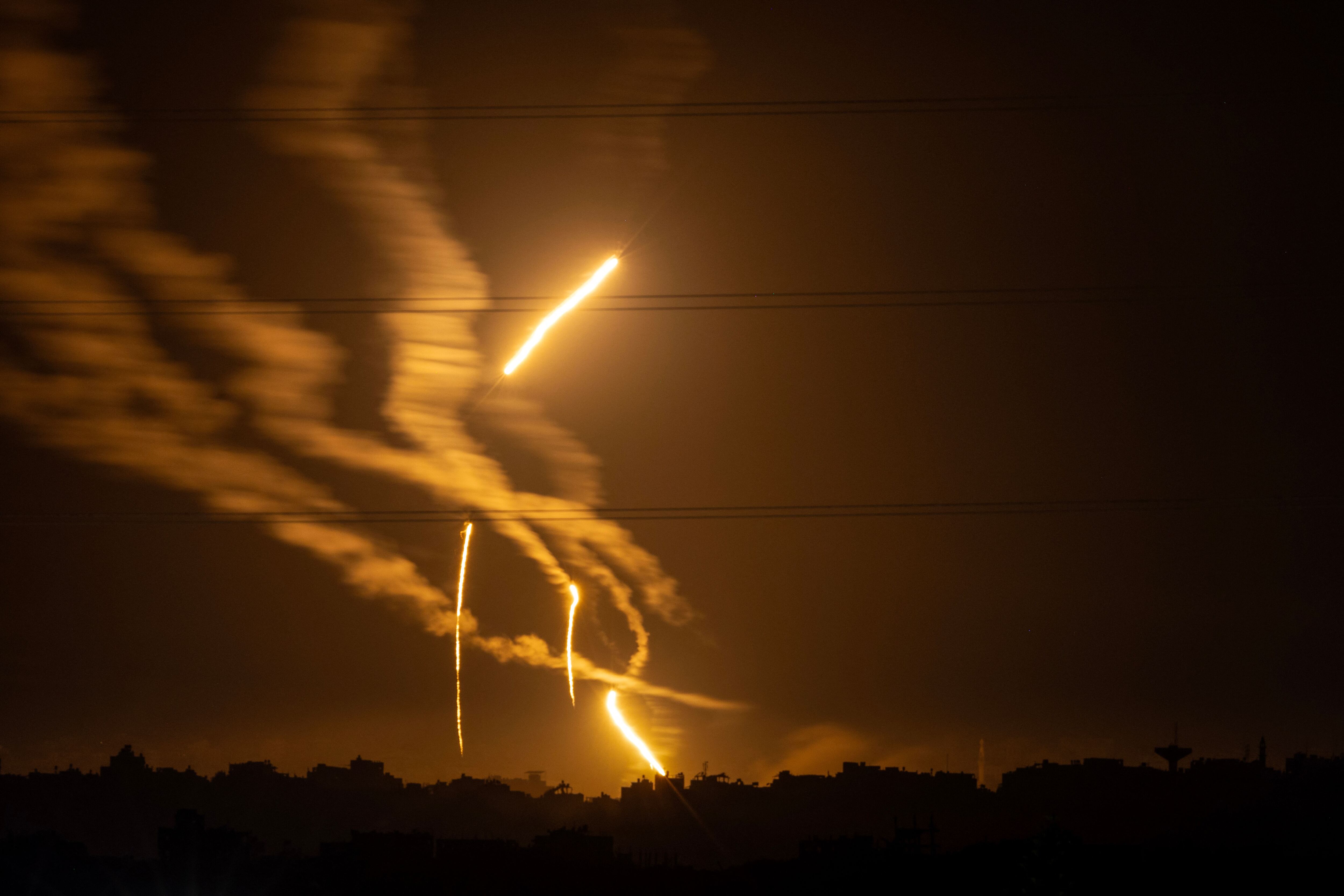 Sur de Israel muestra bengalas lanzadas por las fuerzas israelíes sobre la Franja de Gaza. (Foto de KENZO TRIBOUILLARD/AFP vía Getty Images)
