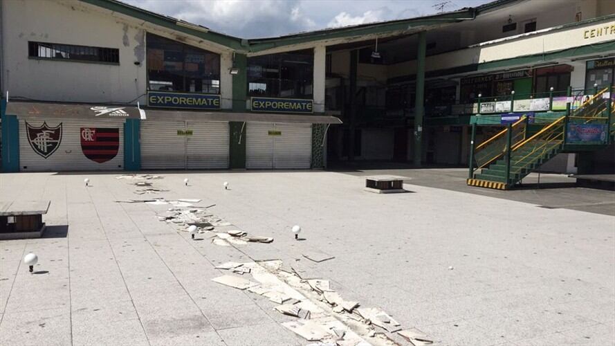 El Cuerpo de Bomberos Voluntarios de Popayán sugirió cerrar la plazoleta y los locales comerciales subterráneos del Centro Comercial Anarkos. Foto: Alcaldía de Popayán