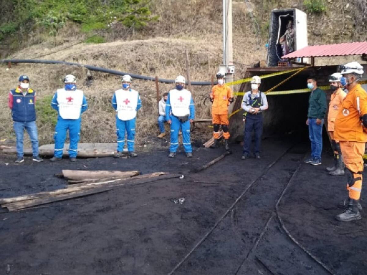 Rescatan vivos a dos mineros en derrumbe de mina de Labateca