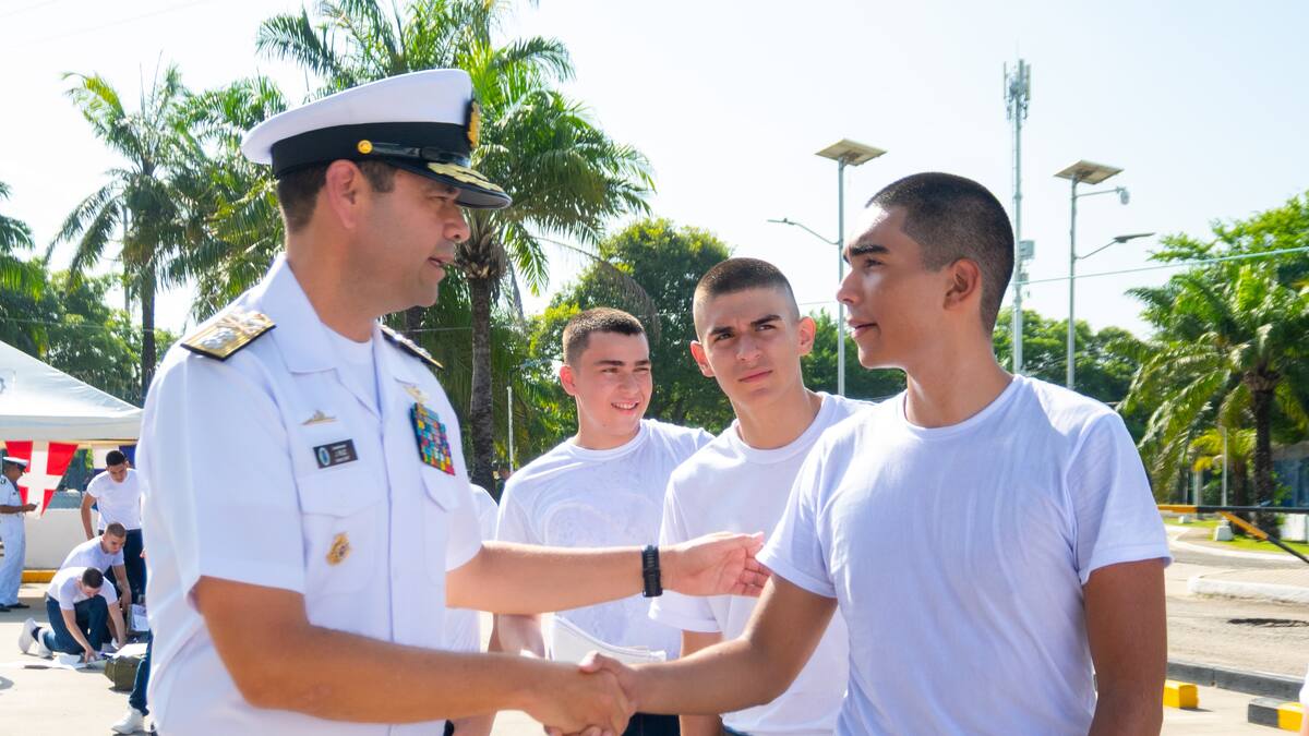 En Cartagena 161 jóvenes iniciaron curso para ser oficiales de la Armada Nacional