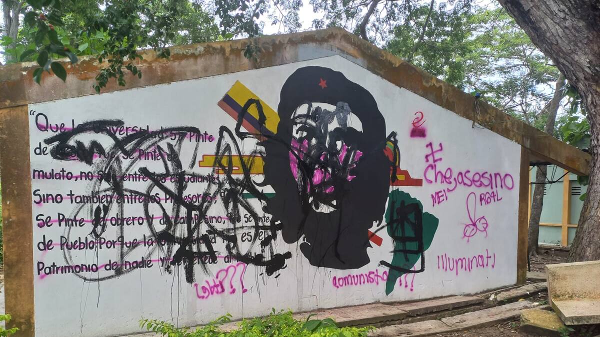 Letreros de las AGC aparecen en grafitis del movimiento estudiantil en la Unisucre