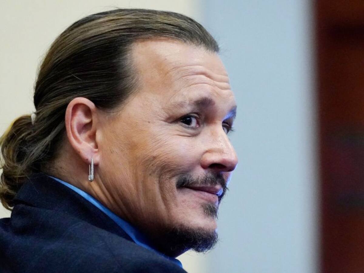 Mujer grita durante el juicio de Johnny Depp que es el padre de su bebé