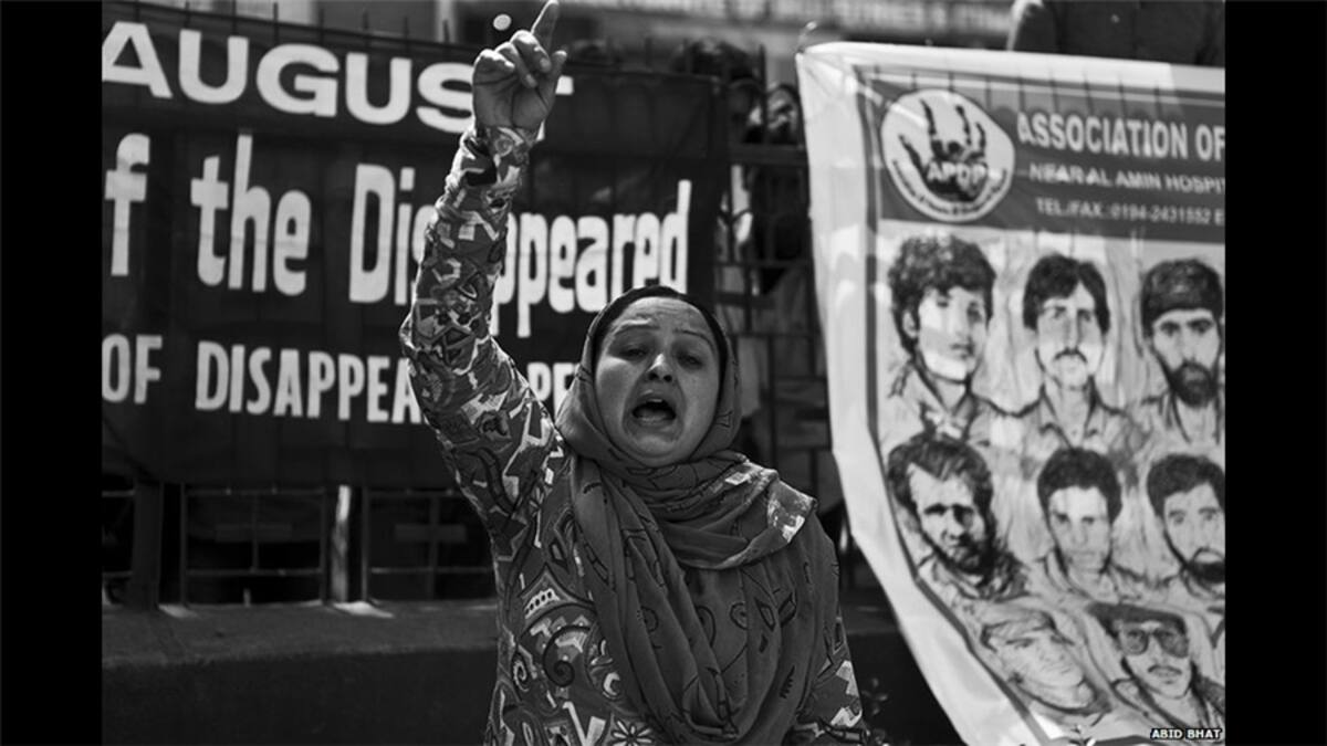 El esposo de Raja Begum, Ali Mohammad War, un vendedor de tapetes, salió de su casa en Srinagar, en 1999, a comprar unos regalos para el matrimonio de su sobrina y nunca regresó. Raja lo buscó sin éxito en las cárceles, campamentos militares y centros de detención. Esta mujer, que tiene seis hijos, trabaja en el campo y hace artisanías para ganarse la vida.