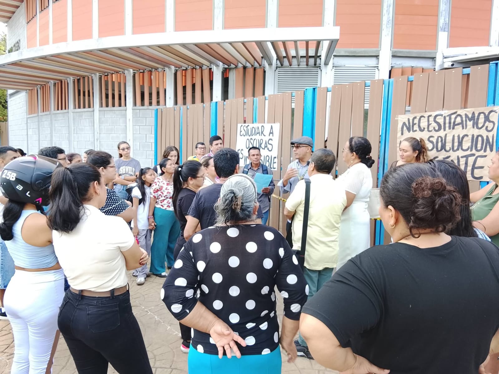 Exigen soluciones ante la falta de energía que ya completa un mes. Foto Relacionada