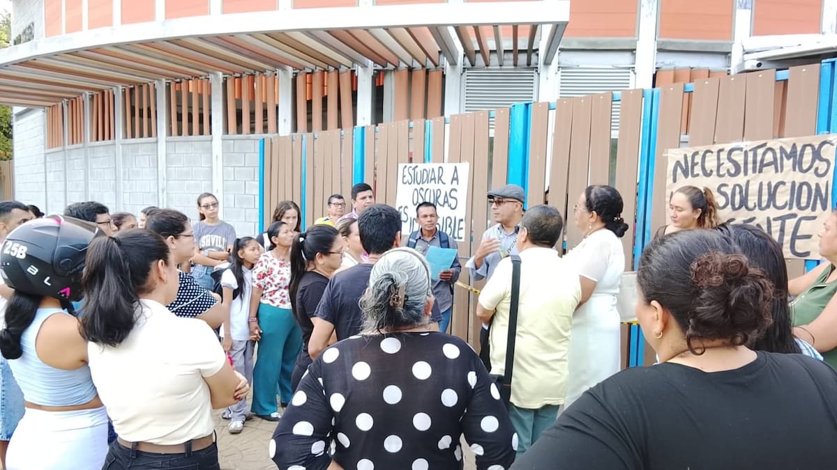 Un mes sin energía en colegio y CDI del sur de Neiva genera protestas