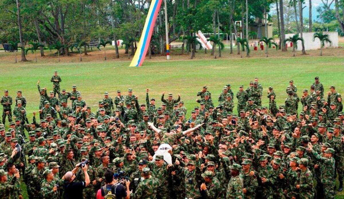 Durante el evento, integrantes de la Policía, el Esmad y el Ejército recibieron con emoción a Juanes, le prepararon una presentación musical con vallenato y otra con un Michael Jackson del batallón "Coronel Francisco José de Caldas".