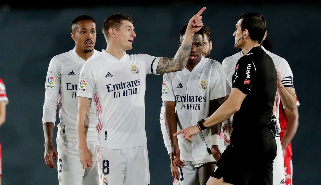 Jugadores del Real Madrid le protestan al árbitro al término del partido por la acción del penal en contra