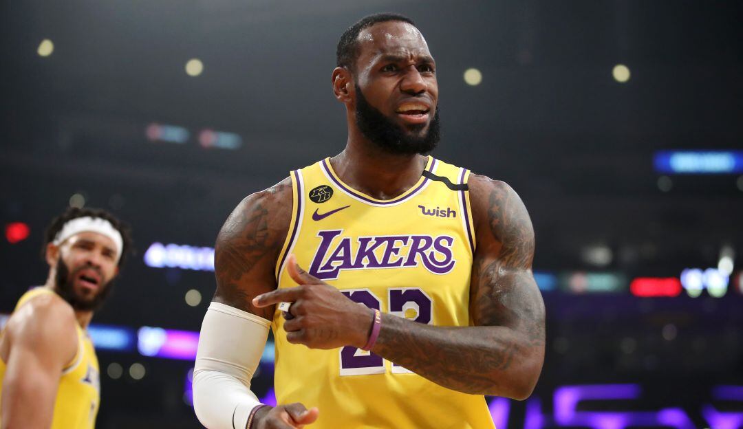 LeBron James durante un partido de la NBA.